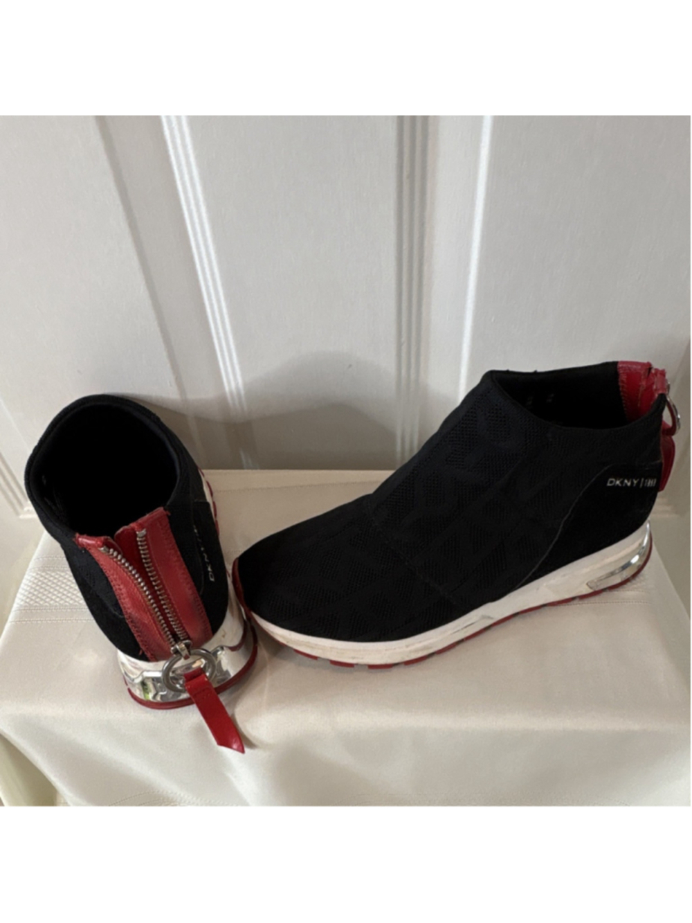 DKNY 1989 Knit Zip Sneakers Black Red Metallic Logo Comfort Lightweight Women's